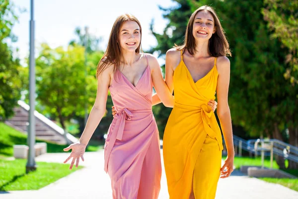 Duas Namoradas Alegres Vestidos Verão Estão Andando Rua Tempo Ensolarado — Fotografia de Stock