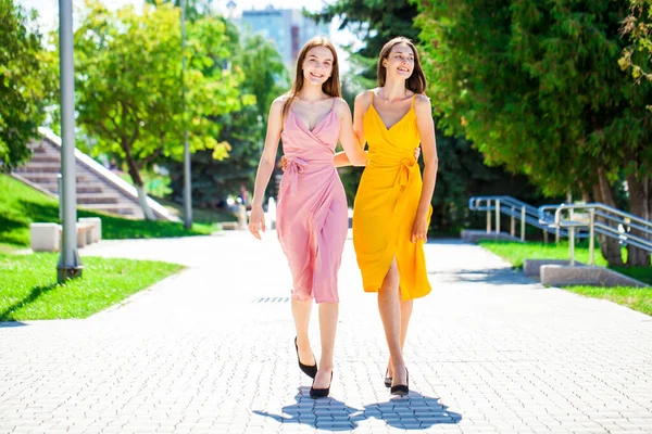 Due Ragazze Allegre Abiti Estivi Stanno Camminando Strada Con Tempo — Foto Stock