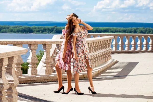 Retrato Duas Meninas Vestidos Verão — Fotografia de Stock