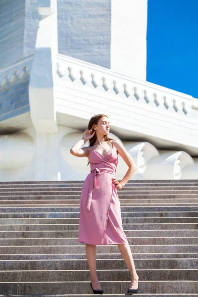 Ολόσωμη Προσωπογραφία Μιας Νεαρής Όμορφης Γυναίκας Καλοκαιρινό Φόρεμα Που Ποζάρει — Φωτογραφία Αρχείου