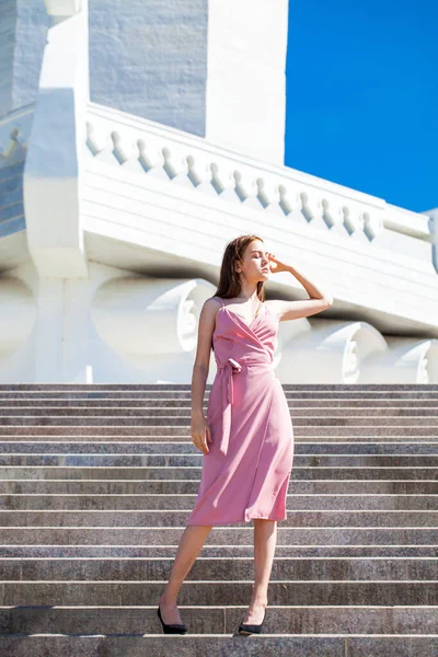 一个身穿夏装的年轻漂亮女子的全长肖像 她在萨马拉的布鲁克纪念碑的背景下摆姿势 — 图库照片