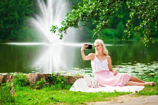 Full Length Portrait Young Woman Resting Pond Summer Park — Stock Photo, Image