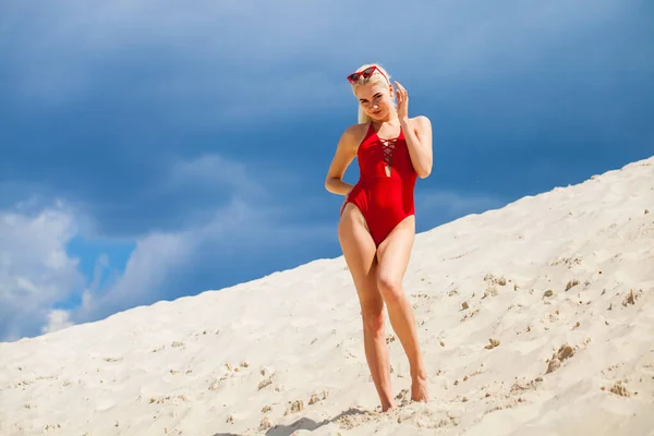 Retrato Uma Jovem Menina Bonita Maiô Vermelho Sólido Posando Praia — Fotografia de Stock