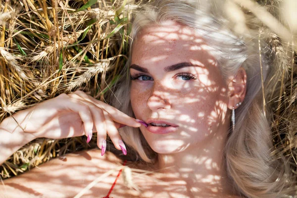 Retrato Una Joven Hermosa Posando Acostada Las Orejas Trigo — Foto de Stock