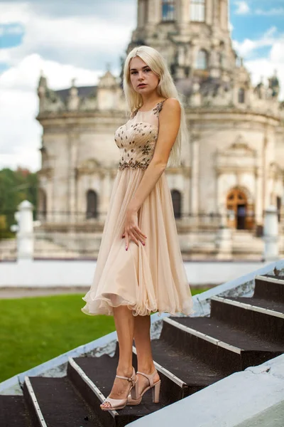 Portret Młodej Pięknej Blondynki Beżowej Sukience Tle Świątyni Znak Najświętszej — Zdjęcie stockowe