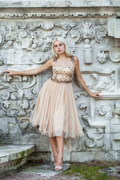 Retrato Corpo Inteiro Uma Jovem Bela Mulher Loira Vestido Bege — Fotografia de Stock