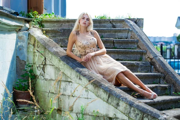 베이지 드레스를 아름다운 금발의 여자의 초상화 — 스톡 사진