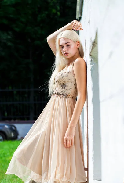 Retrato Uma Jovem Bela Mulher Loira Vestido Bege — Fotografia de Stock