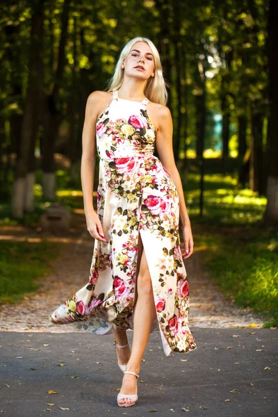 Retrato Corpo Inteiro Uma Jovem Mulher Loira Vestido Flores Longas — Fotografia de Stock