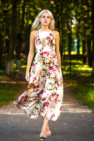 Volledig Lichaam Portret Van Een Jonge Blonde Vrouw Lange Bloemen — Stockfoto