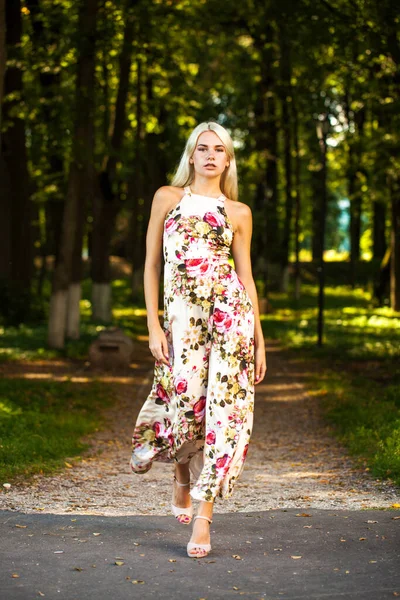 Helkroppsporträtt Ung Blond Kvinna Långa Blommor Klänning — Stockfoto