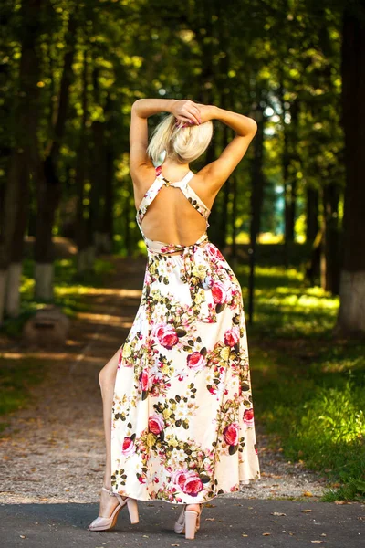 Helkroppsporträtt Ung Blond Kvinna Långa Blommor Klänning — Stockfoto
