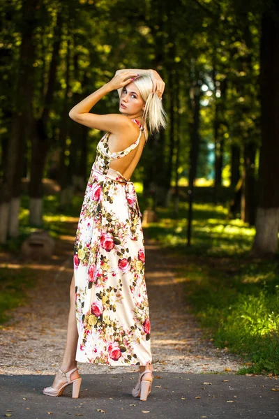 Retrato Corpo Inteiro Uma Jovem Mulher Loira Vestido Flores Longas — Fotografia de Stock