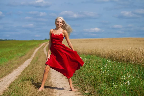 Kırmızı Elbiseli Güzel Sarışın Bir Kadının Vücut Portresi — Stok fotoğraf