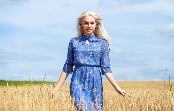 Ung Vacker Blond Blå Klänning Poserar Ett Vetefält — Stockfoto