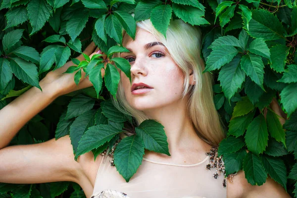 Retrato Una Joven Rubia Hermosa Hiedra Parque Verano Aire Libre —  Fotos de Stock