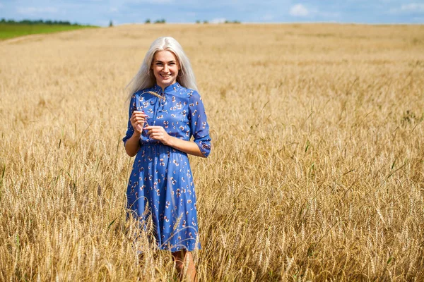 Ung Vacker Blond Blå Klänning Poserar Ett Vetefält — Stockfoto