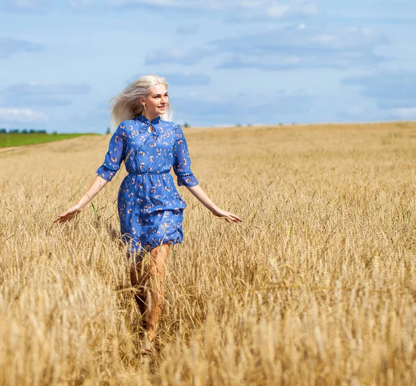 Mladá Krásná Blondýna Modrých Šatech Pózuje Pšeničném Poli — Stock fotografie