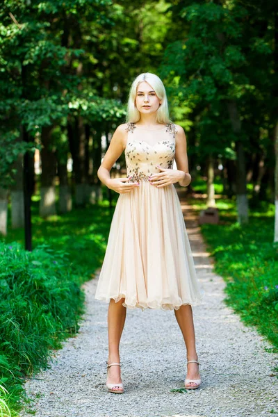 Ganzkörperporträt Einer Jungen Schönen Blonden Frau Beigem Kleid Sommerpark Freien — Stockfoto