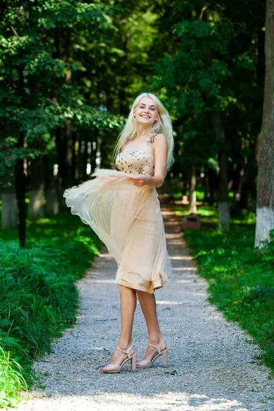 Portrait Complet Une Jeune Belle Femme Blonde Robe Beige Parc — Photo