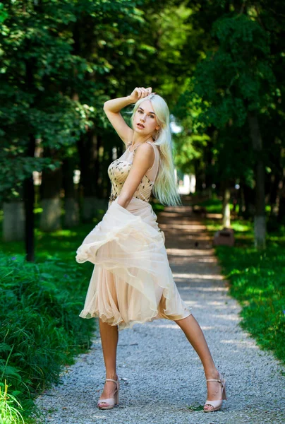 Celotělový Portrét Mladé Krásné Blondýny Béžových Šatech Letní Park Venkovní — Stock fotografie