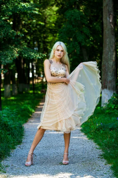 Helkroppsporträtt Ung Vacker Blond Kvinna Beige Klänning Sommarpark Utomhus — Stockfoto