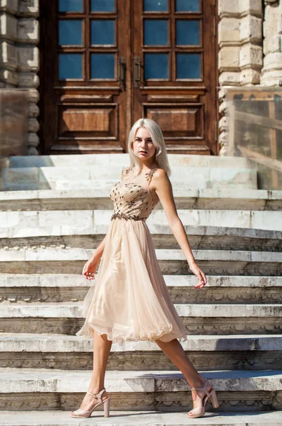 Young Beautiful Blonde Beige Dress Posing Stone Steps — Stock Photo, Image