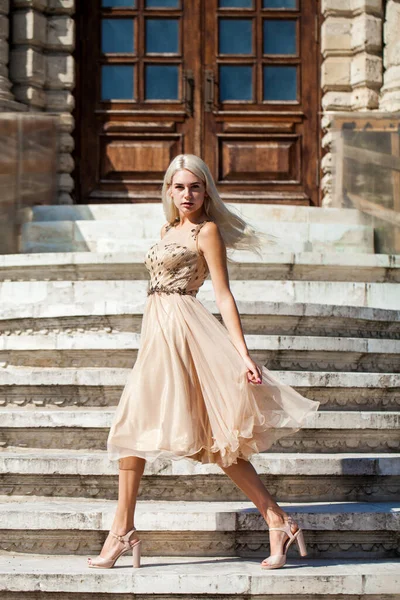 Jovem Bela Loira Vestido Bege Posando Nos Degraus Pedra — Fotografia de Stock