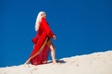 Siyah bikinili ve kırmızı tunikli güzel bir kızın vücut portresi.