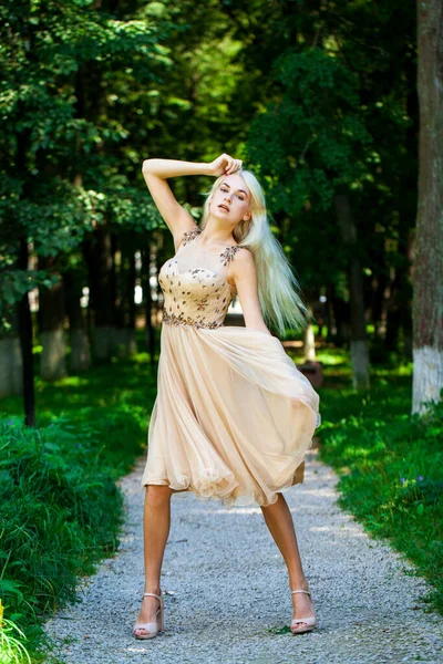 Retrato Corpo Inteiro Uma Jovem Bela Mulher Loira Vestido Bege — Fotografia de Stock