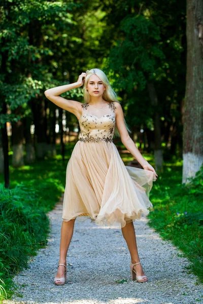 Pełne Ciało Portret Młodej Pięknej Blondynki Beżowej Sukience Letni Park — Zdjęcie stockowe