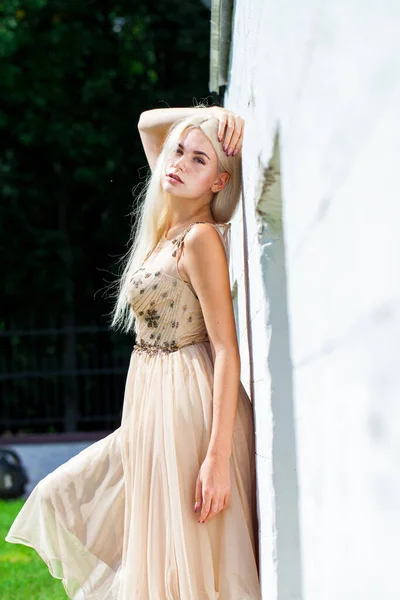 Portret Młodej Pięknej Blondynki Beżowej Sukience — Zdjęcie stockowe