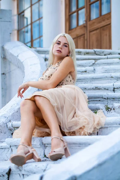 Helkroppsporträtt Ung Vacker Blond Kvinna Beige Klänning — Stockfoto