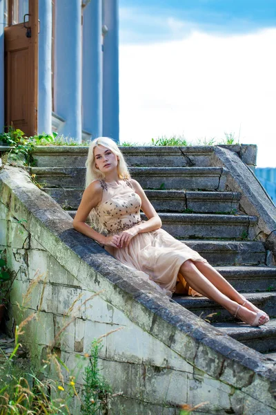 Ganzkörperporträt Einer Jungen Schönen Blonden Frau Beigem Kleid — Stockfoto