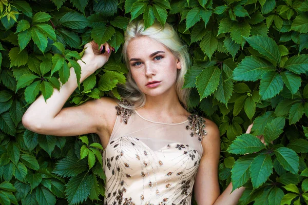 Portret Młodej Pięknej Blondynki Bluszczu Letni Park Świeżym Powietrzu — Zdjęcie stockowe