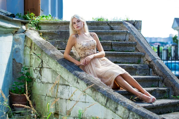 Pełne Ciało Portret Młodej Pięknej Blondynki Beżowej Sukience — Zdjęcie stockowe