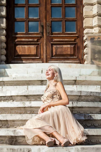 Молода Красива Блондинка Бежевій Сукні Позує Кам Яних Сходах — стокове фото