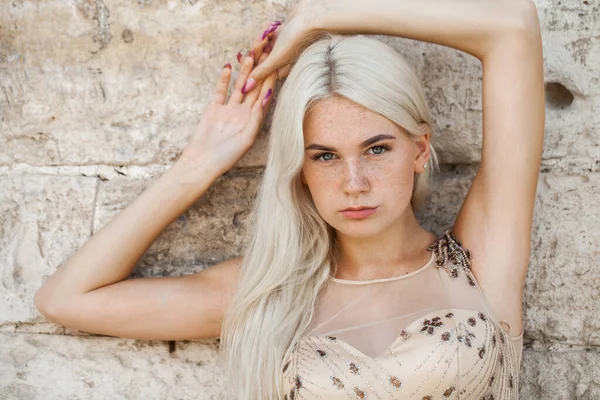 Retrato Uma Jovem Bela Mulher Loira Vestido Bege — Fotografia de Stock