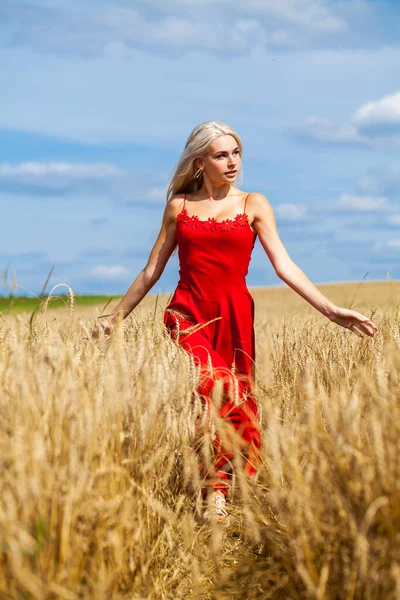 Ung Vacker Blond Röd Klänning Poserar Ett Vetefält — Stockfoto