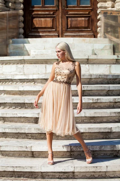 Young Beautiful Blonde Beige Dress Posing Stone Steps — Stock Photo, Image