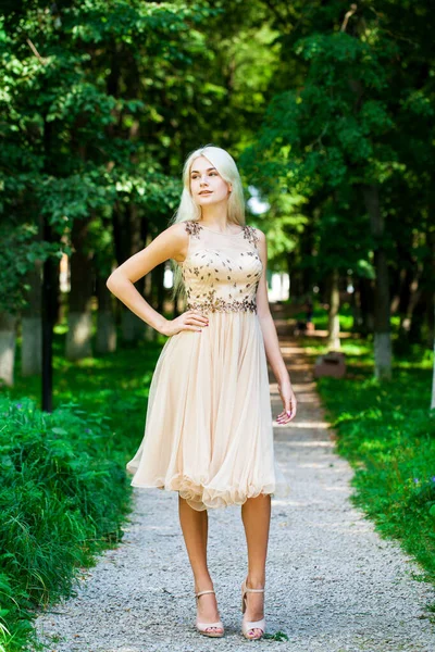 Retrato Corpo Inteiro Uma Jovem Bela Mulher Loira Vestido Bege — Fotografia de Stock