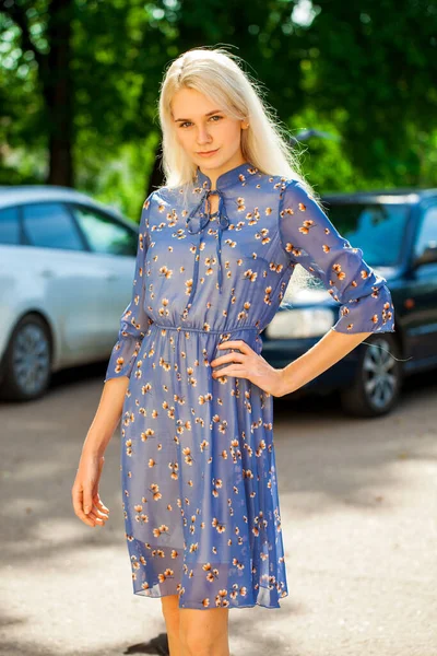 Portrait Une Jeune Belle Fille Blonde Robe Fleurs Bleues Marchant — Photo