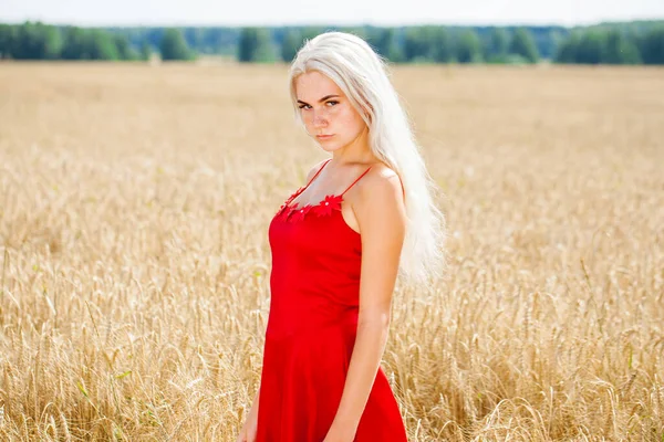 赤いドレスを着た若い美しいブロンドの女性の肖像画 — ストック写真