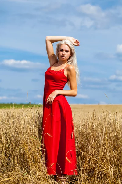 Retrato Uma Jovem Bela Mulher Loira Vestido Vermelho — Fotografia de Stock