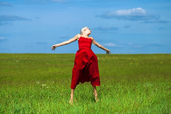 Retrato Corpo Inteiro Uma Jovem Bela Mulher Loira Vestido Vermelho — Fotografia de Stock