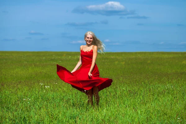 Retrato Corpo Inteiro Uma Jovem Bela Mulher Loira Vestido Vermelho — Fotografia de Stock