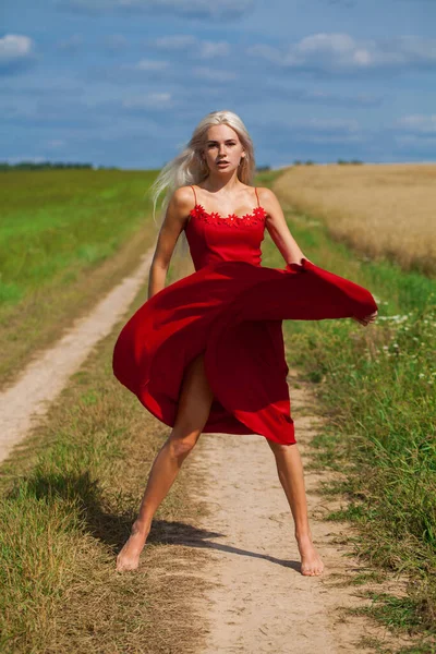 Retrato Corpo Inteiro Uma Jovem Bela Mulher Loira Vestido Vermelho — Fotografia de Stock