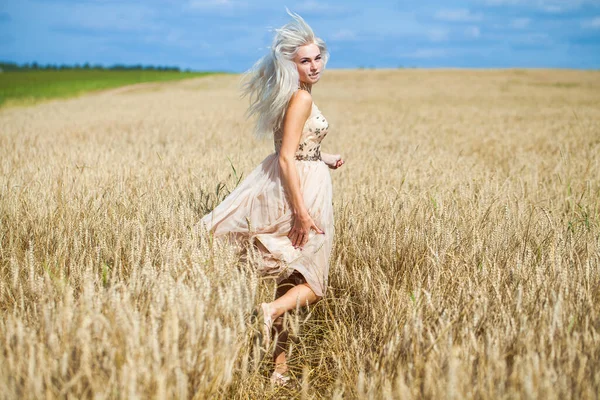 Retrato Corpo Inteiro Uma Jovem Bela Mulher Loira Vestido Moda — Fotografia de Stock