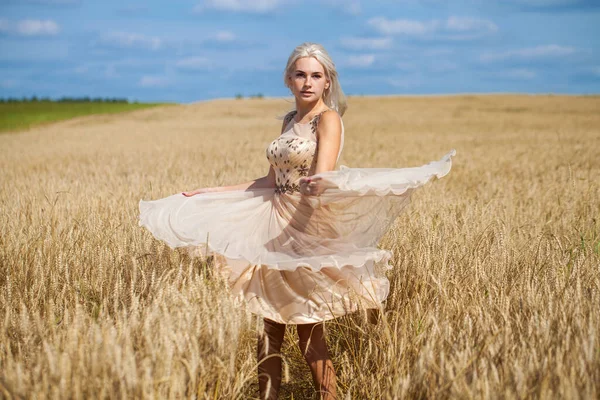 Retrato Corpo Inteiro Uma Jovem Bela Mulher Loira Vestido Moda — Fotografia de Stock