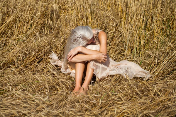 Helkroppsporträtt Ung Vacker Blond Kvinna Modeklänning — Stockfoto